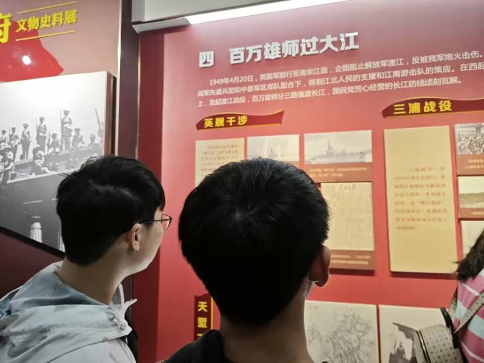 圖為實踐隊員尹子豪、趙鑫閱讀史料。 鄭天銘攝